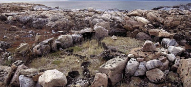 Каменные основания древних построек в парке Уккусиксалик