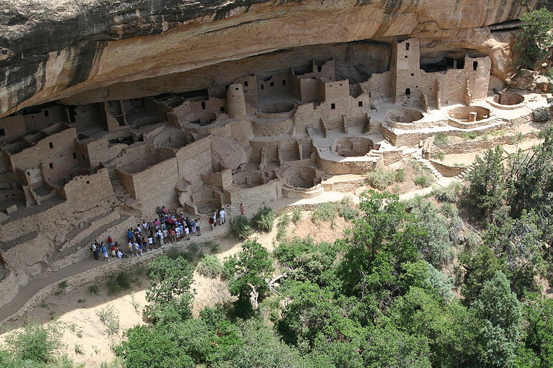 Вид на «Скальный дворец» (Cliff Palace) - крупнейшую постройку парка Меса-Верде